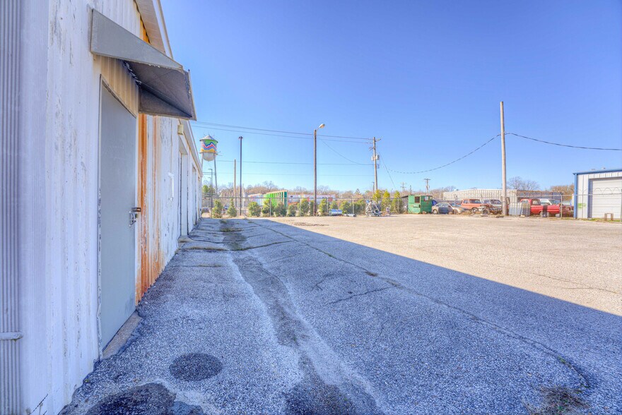 More Photos Of 2509 Summer Ave, Memphis Flex For Sale