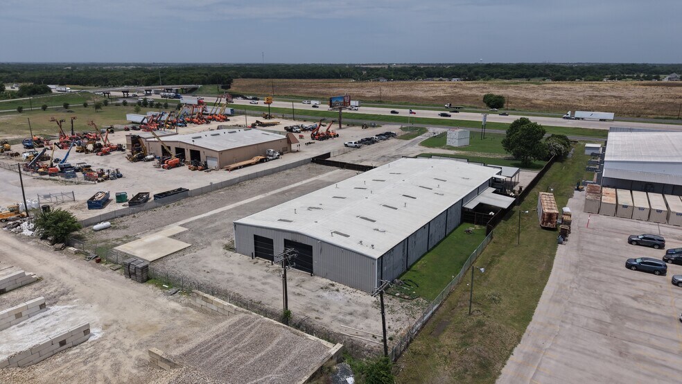 More Photos Of 6850 N Interstate 35e E, Waxahachie Warehouse For Lease