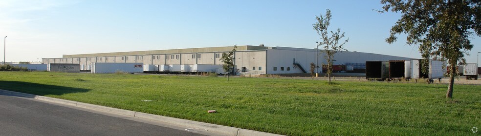 More Photos Of 2500 N Plaza Dr, Visalia Distribution For Lease