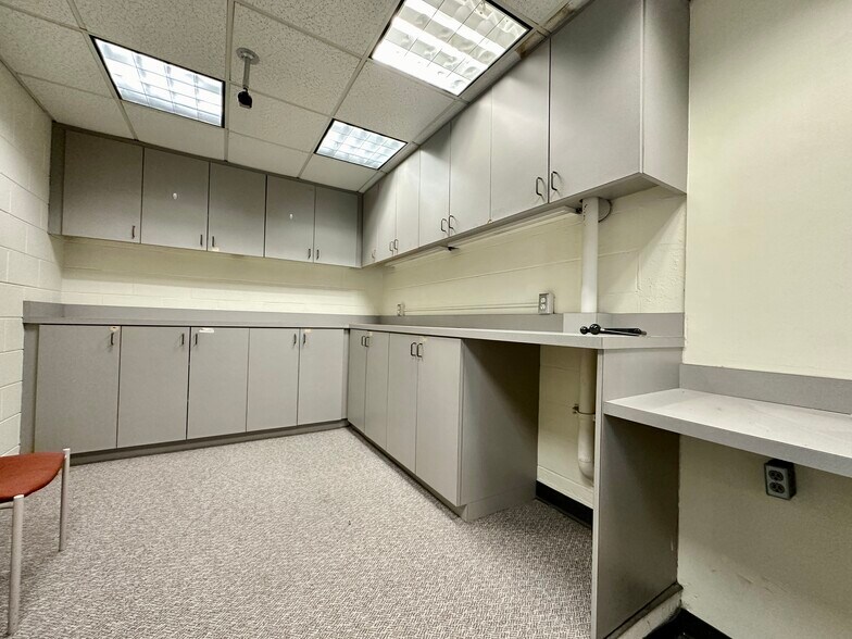 More Photos Of 8 Lester St, Martinsville General Retail For Sale