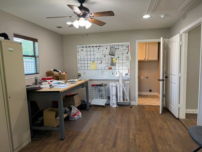 More Photos Of 414 N Kealy Ave, Lewisville Office For Sale