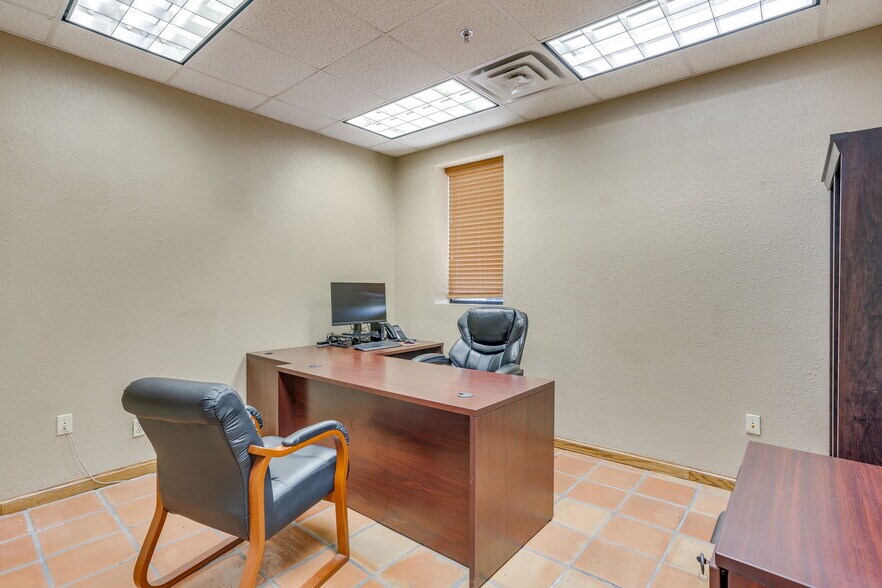 More Photos Of 3500 Noble Ave, Fort Worth Flex For Lease