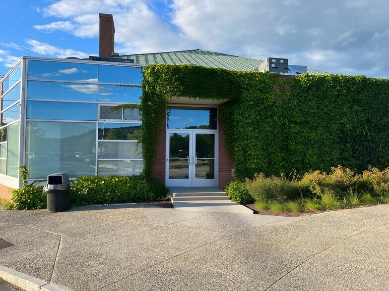 More Photos Of 45 Hanover St, Lebanon Restaurant For Lease