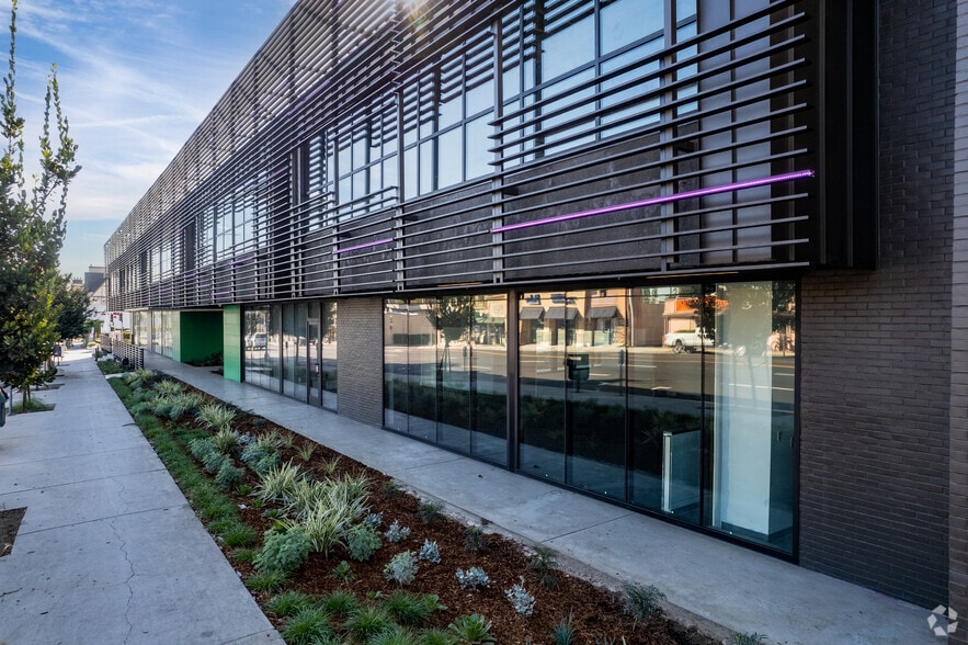 More Photos Of 19500-19510 Ventura Blvd, Tarzana Medical For Lease