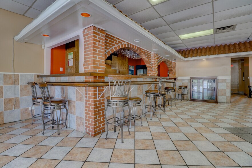 More Photos Of 920-960 E Roosevelt Rd, West Chicago Freestanding For Lease