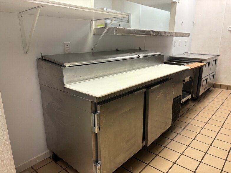 More Photos Of 210 N Lewis Ave, Oglesby Restaurant For Lease