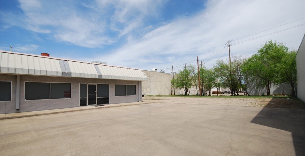 More Photos Of 2410 Executive Dr, Garland Warehouse For Lease
