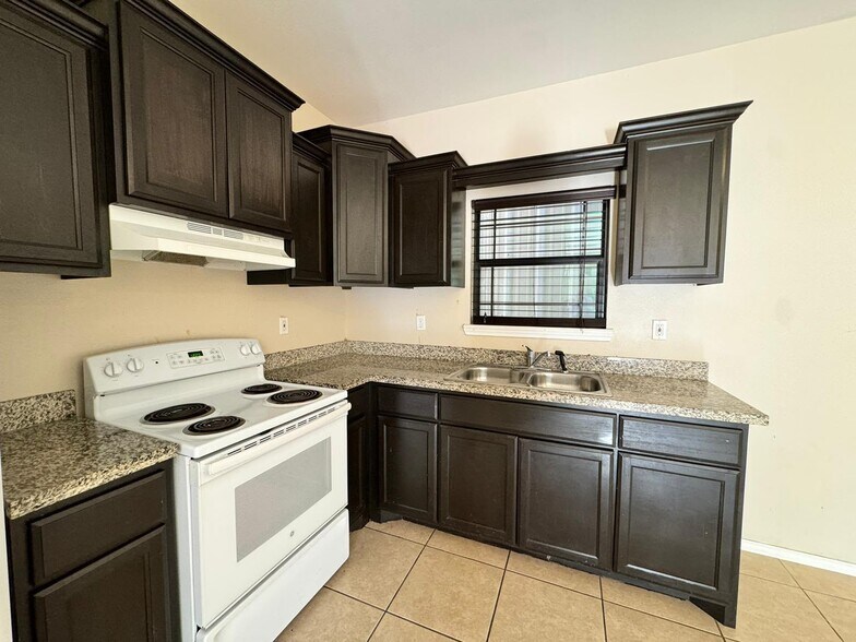 More Photos Of 327 Couch St, Olmito Apartments For Sale