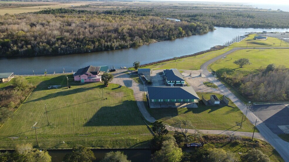 More Photos Of 220 W Bayshore Rd, Anahuac Marina For Sale