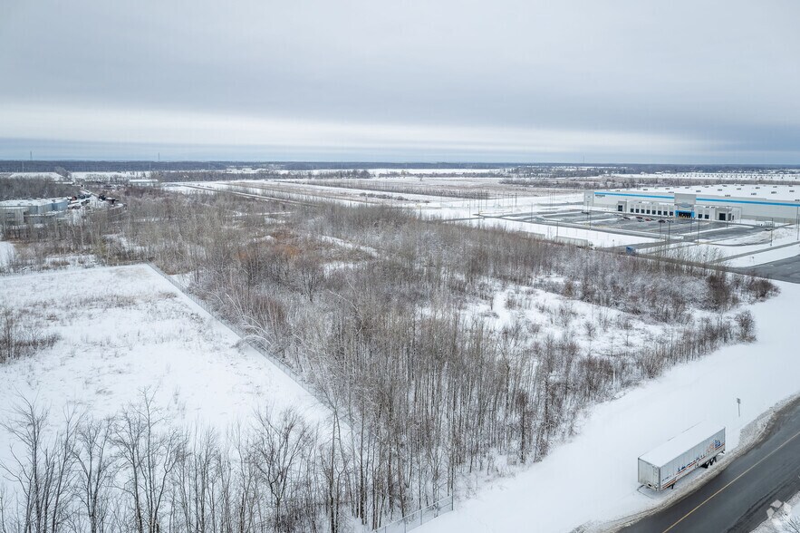 More Photos Of 25 Rue Léon-Malouin, Coteau-du-lac Distribution For Sale