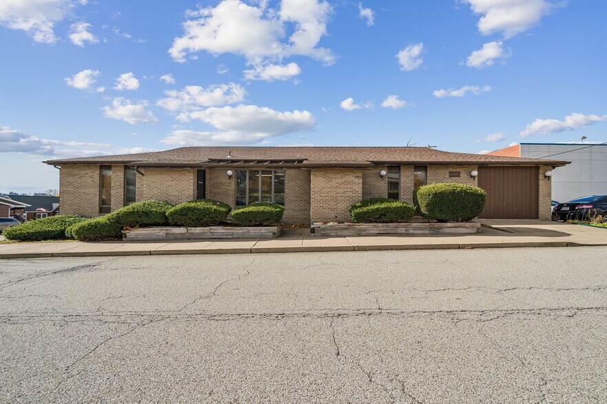 Primary Photo Of 985 Penn St, Brackenridge Medical For Sale