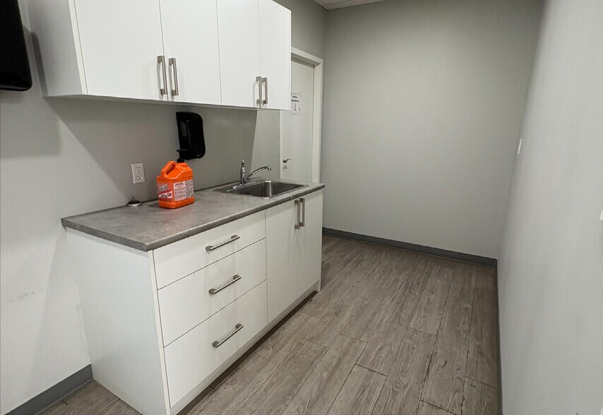 More Photos Of 1750 Courtneypark Dr E, Mississauga Showroom For Lease