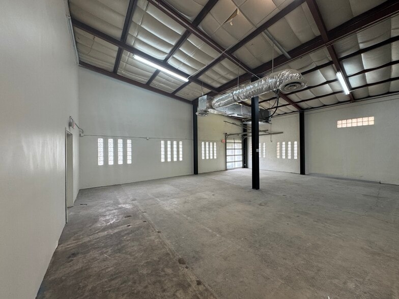 More Photos Of 1108 S Flores St, San Antonio Showroom For Lease