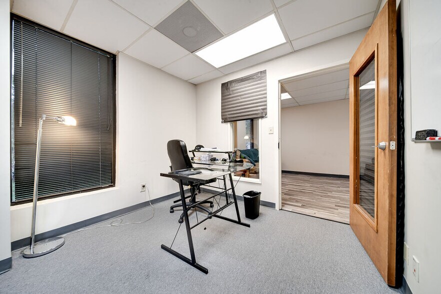 More Photos Of 136 Walton Ferry Rd, Hendersonville Office For Sale