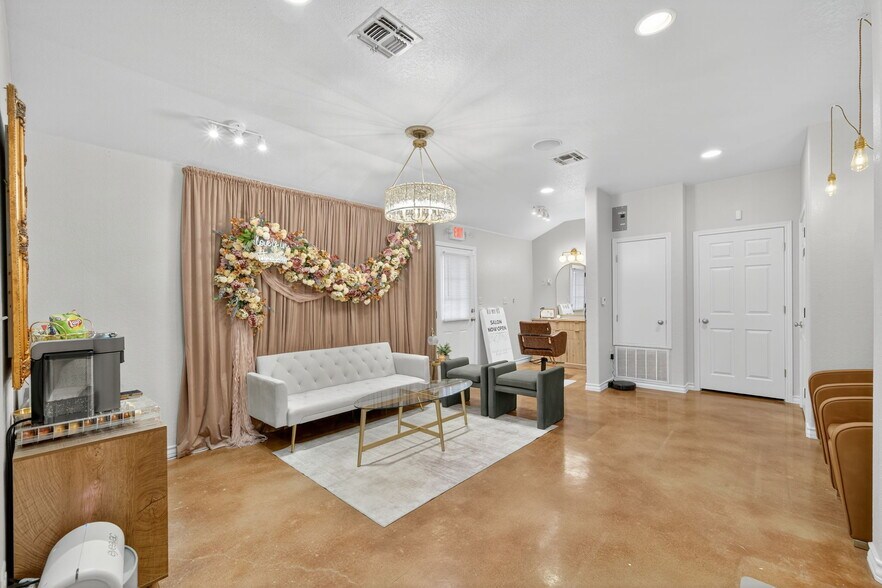 More Photos Of 930 E Blanco Rd, Boerne Showroom For Lease