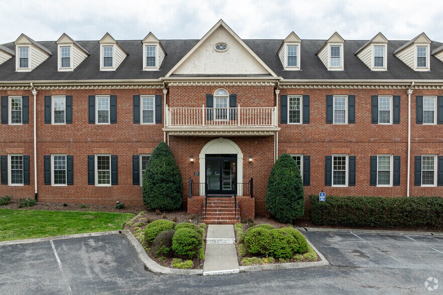 More Photos Of 109 Hazel Path, Hendersonville Office For Lease
