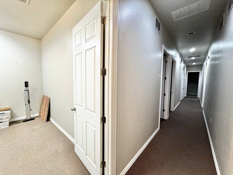 More Photos Of 702 Hunters Row Ct, Mansfield Office For Lease