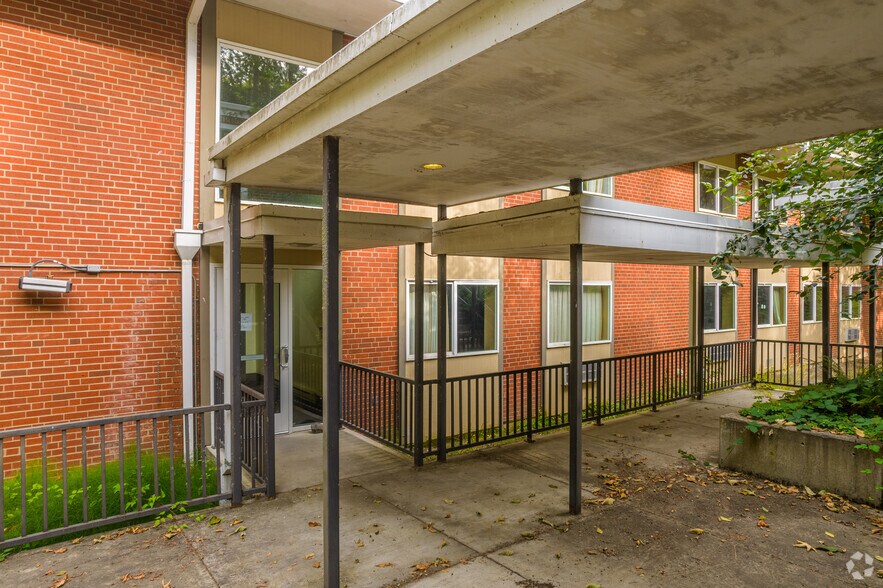 More Photos Of 2640 NW Alexandra Ave, Portland Specialty For Sale