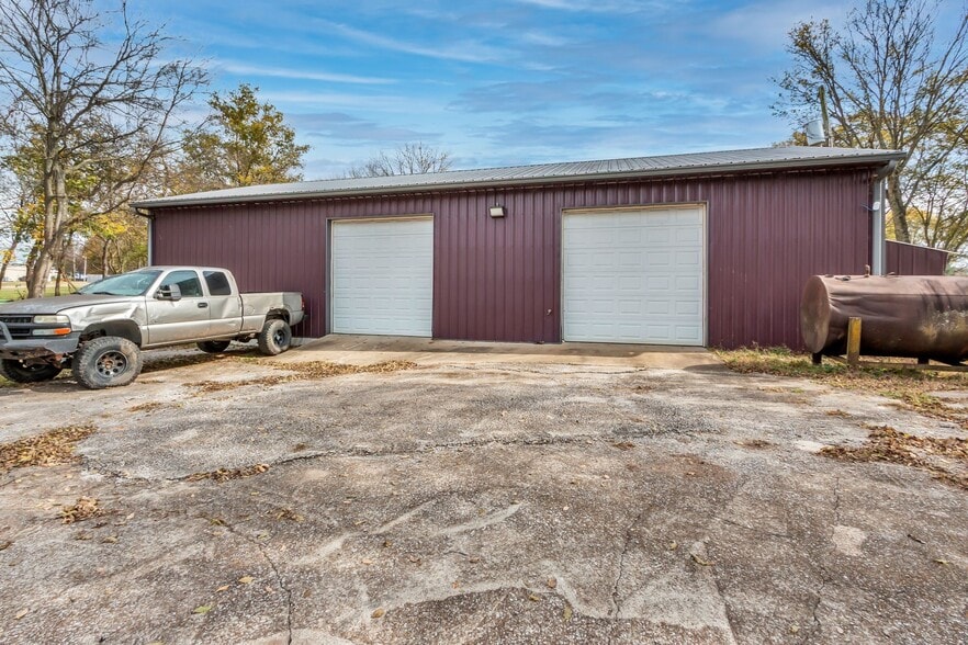 More Photos Of 6522 Polk Ln, Columbia Auto Repair For Sale