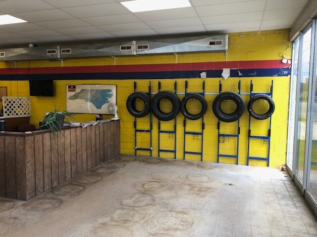 More Photos Of 140 W 3rd St, Washington Service For Lease