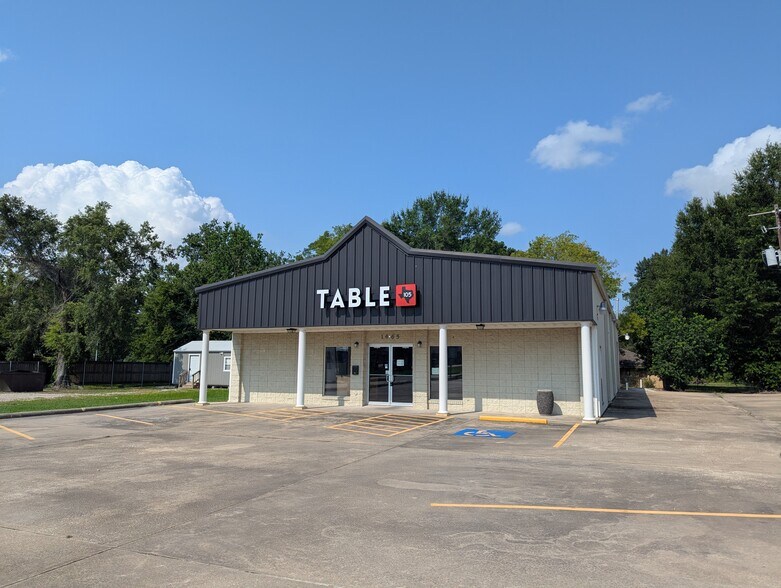 More Photos Of 1465 N Main St, Vidor Freestanding For Sale