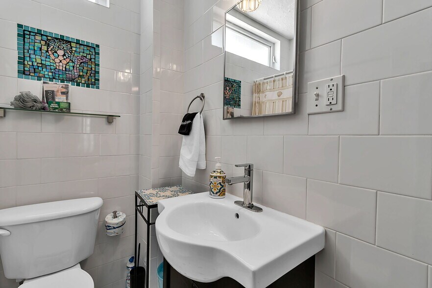 More Photos Of 530-536 S Pineapple Ave, Sarasota Storefront Retail Residential For Sale