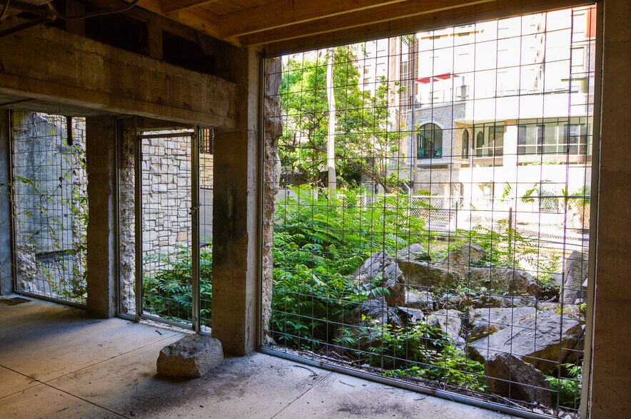 More Photos Of 211 N Saint Marys St, San Antonio Storefront For Sale