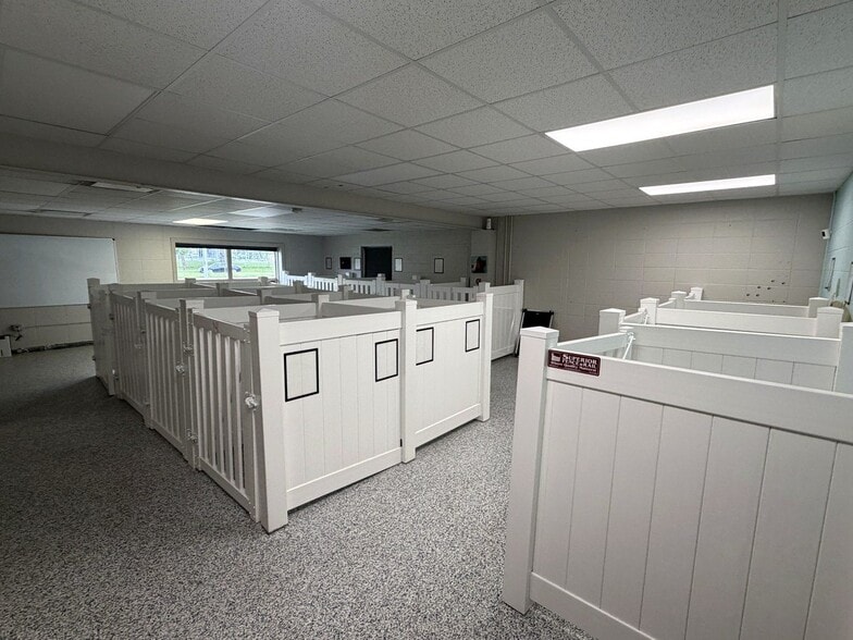 More Photos Of 2250 Pennsylvania Ave, Madison Veterinarian Kennel For Sale