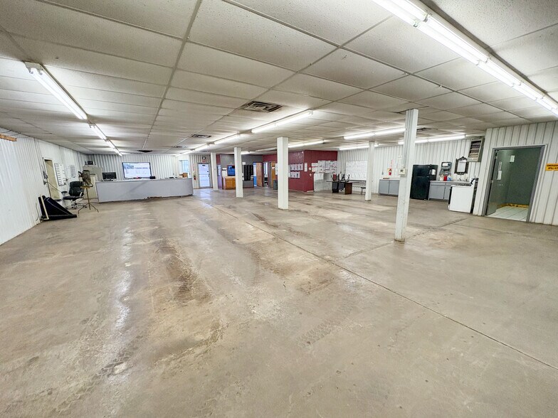 More Photos Of 200 N Pine St, Kermit Industrial For Sale