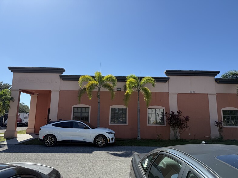 More Photos Of 6381 Corporate Park Cir, Fort Myers Research And Development For Lease