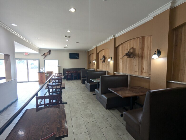 More Photos Of 1465 N Main St, Vidor Freestanding For Sale