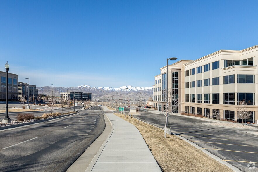 More Photos Of 25 E Scenic Pointe Dr, Draper Office For Lease