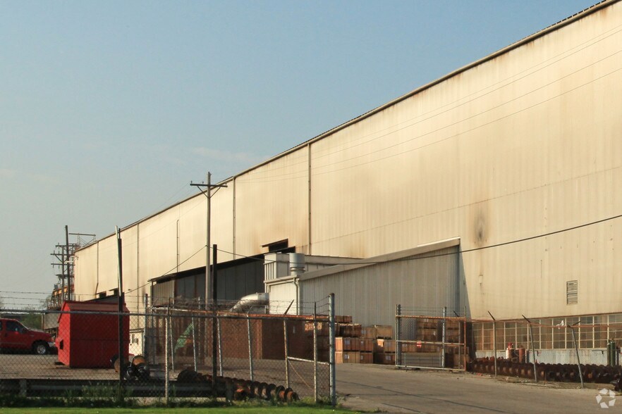 More Photos Of 3000 W Broadway, Louisville Manufacturing For Lease