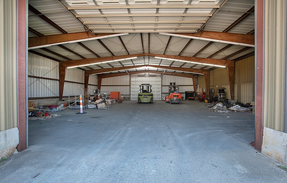 More Photos Of 6031 Fm 2767, Tyler Warehouse For Lease