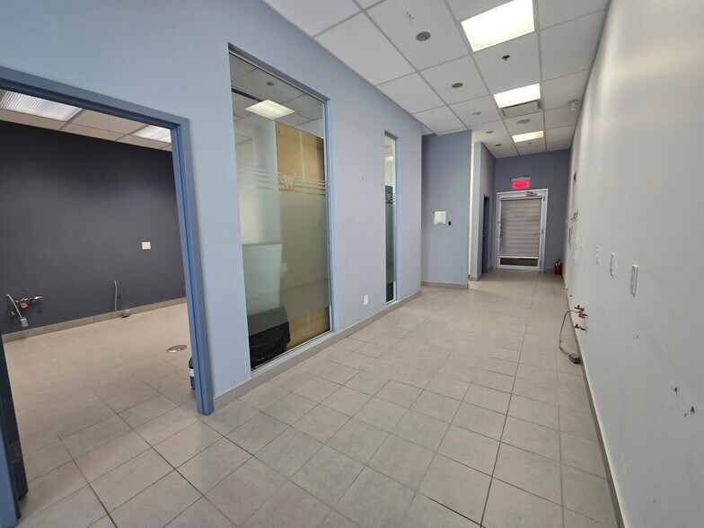 More Photos Of 9825 Boul De L'acadie, Montréal Unknown For Lease