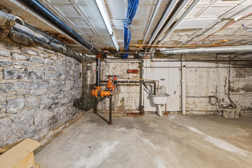 More Photos Of 711 Washington Ave, Bay City Medical For Sale