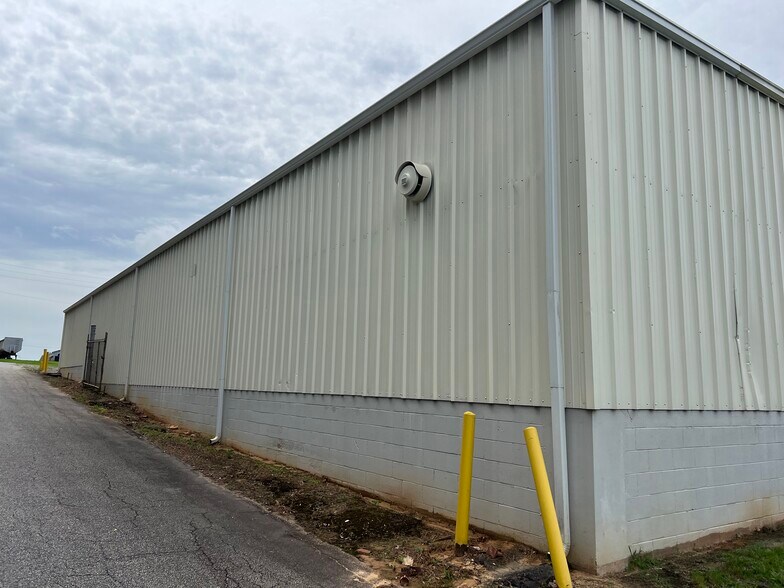More Photos Of 320 South St, Perry Warehouse For Lease