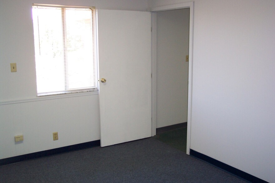 More Photos Of 5555 N Tacoma Ave, Indianapolis Office For Lease