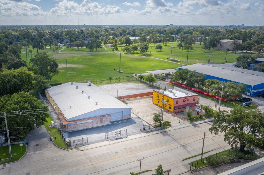 More Photos Of 1624 Airline Dr, Houston Warehouse For Sale