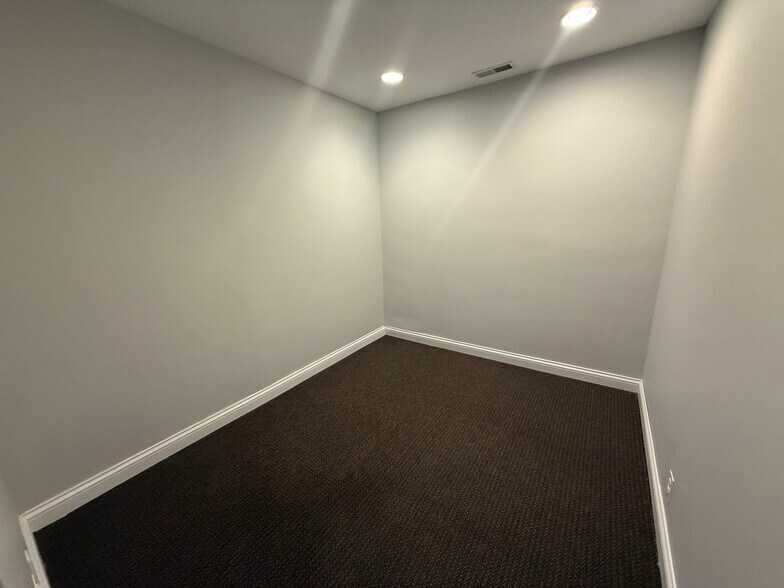 More Photos Of 806 Penny Ave, East Dundee Storefront Retail Office For Lease