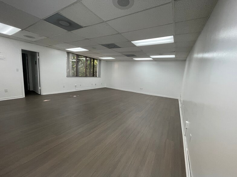 More Photos Of 2843 Pembroke Rd, Hollywood Office For Lease
