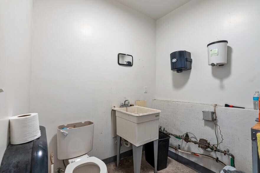 More Photos Of 1413-1415 Elkins Ave, Levittown Freestanding For Lease