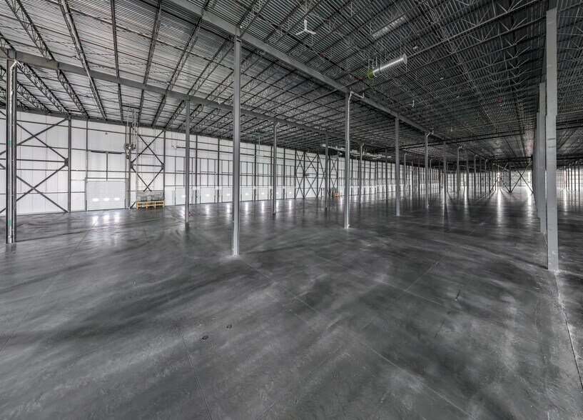 More Photos Of 25 Rue Léon-Malouin, Coteau-du-lac Distribution For Lease