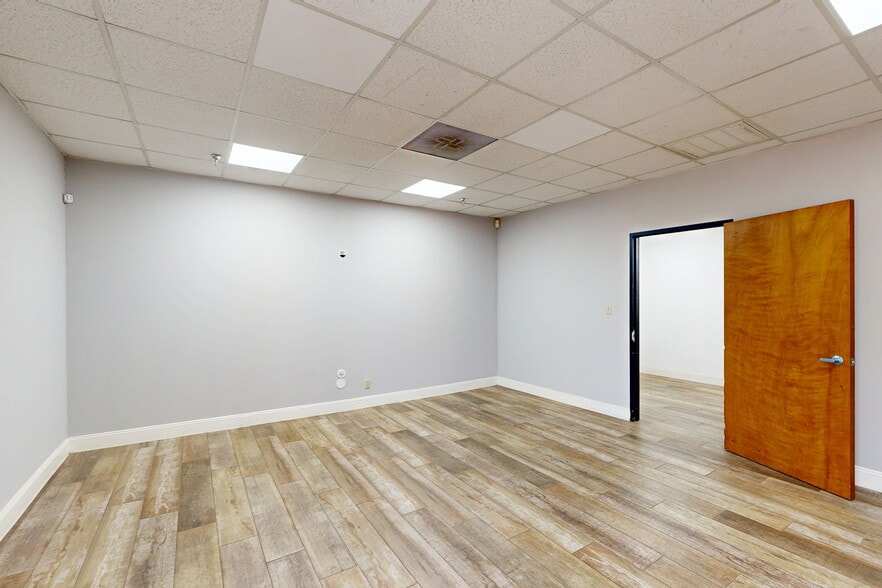 Primary Photo Of 6855 Wynnwood Ln, Houston Unknown For Lease