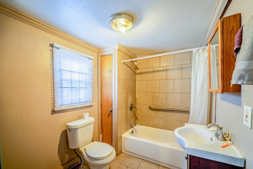 More Photos Of 19430 W Warren Ave, Detroit Specialty For Sale