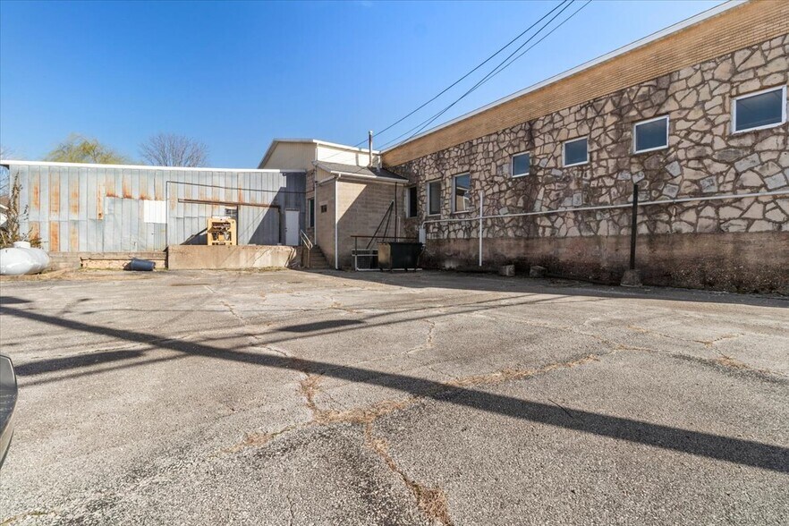 More Photos Of 302 E Washington Ave, Ava General Retail For Sale