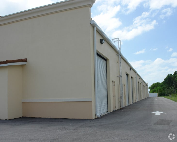 More Photos Of 829 NE Pine Island Ln, Cape Coral Flex For Lease