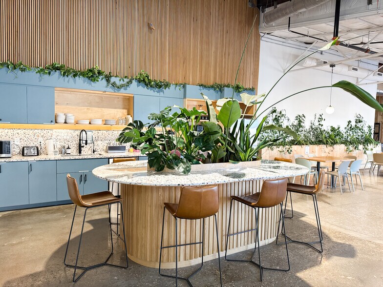 More Photos Of 600 S 1st St, Rogers Warehouse For Lease