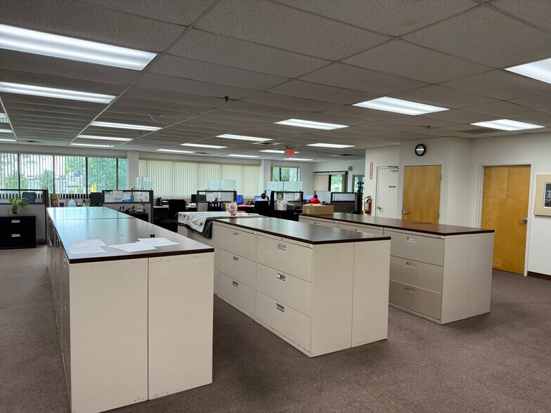 More Photos Of 10 York Ave, West Caldwell Warehouse For Lease