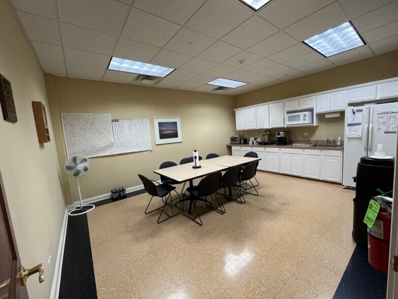 More Photos Of 1870 W Winchester Rd, Libertyville Office For Lease